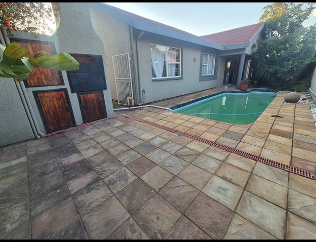 3 BEDROOM TOWNHOUSE FOR SALE IN VANDERBIJLPARK SE 3